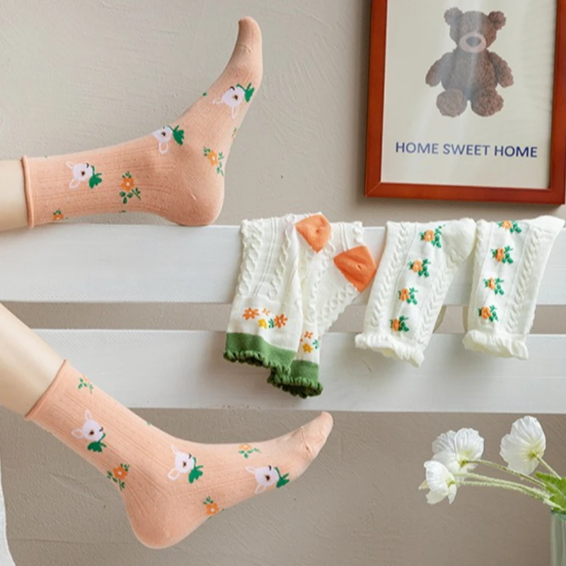 

5 Pairs Cute Fashionable Street minimalist Comfortable Daily Wear Women's Socks Autumn Winter Vintage Floral Mid-Calf socks