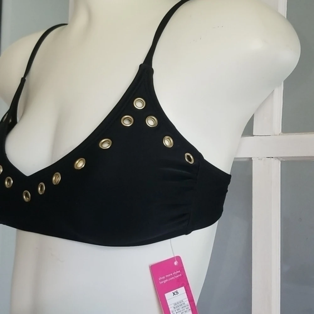 

Эстетичный купальник-бикини в стиле 2000-х годов для женщин: черный, с золотистыми люверсами, тонкими бретелями и V-образным вырезом