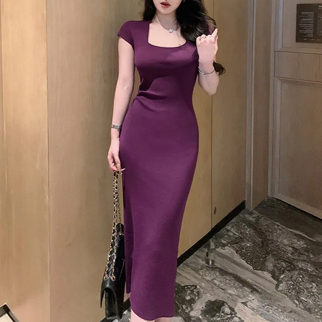 Elegancka sukienka maxi z jedwabiu lodowego w stylu mature, z kwadratowym dekoltem, odkrytymi ramionami, marszczeniami podkreślającymi talię, ukrywająca brzuch, z rozcięciem.