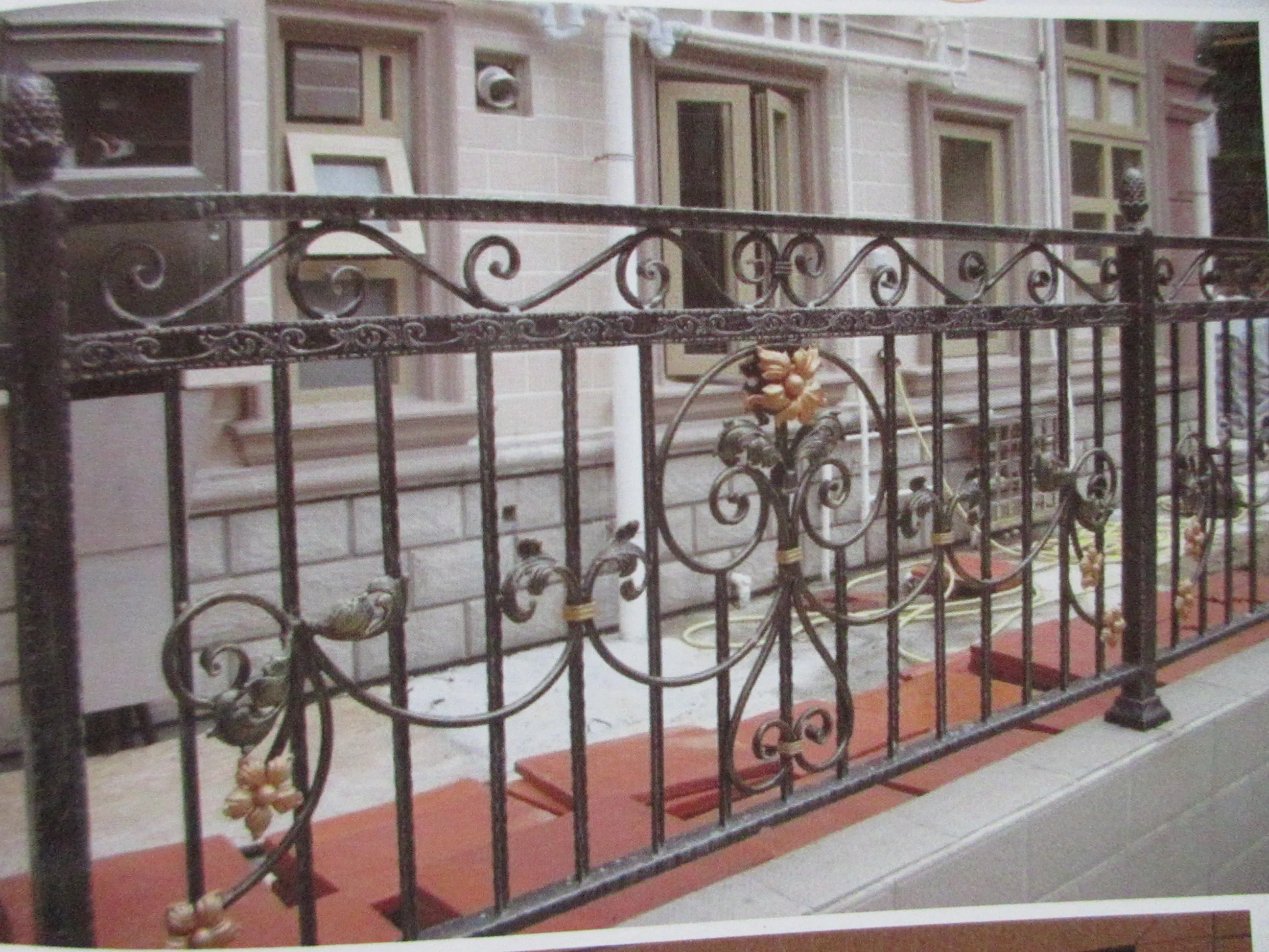 China Anti Rust Outdoor Welded Wrought Picket Boundary Decorative Balcony Railing Garrison/Security/Safety Fence for Metal/Carbo