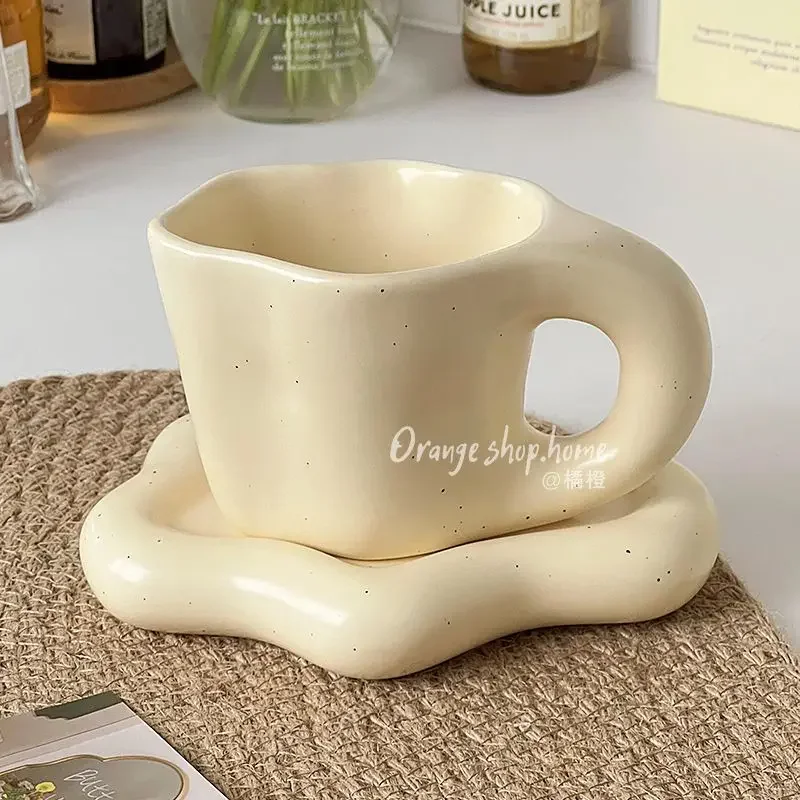 1 conjunto de copo e prato de cerâmica para café manchado de 300ml, copo criativo com alça gorda e pires para decoração de escritório e quarto de