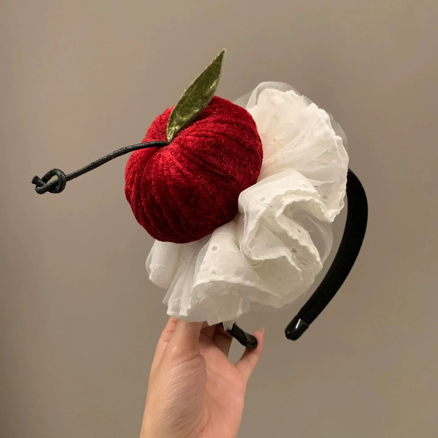 Niedliche rote Apfel-Haarspange mit weißer Spitzen-Schleife, süßes Lolita-Haaraccessoire für Damen und Mädchen, Party-Cosplay-Kopfschmuck – Detail 5