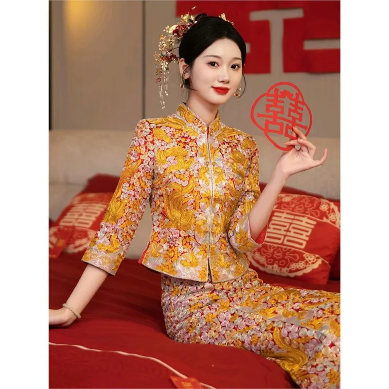 

The new style of wedding dress for Dragon and Phoenix Gown is a traditional Chinese-style small women