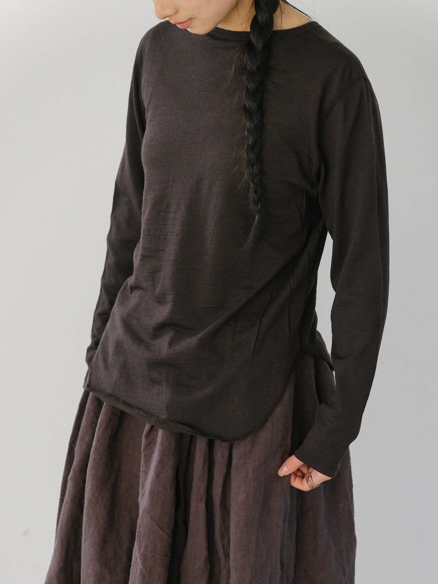 

Женская шерстяная футболка с длинным рукавом Fern Field, весенний базовый топ с асимметричным подолом, свободный крой, на каждый день, 100% шерсть