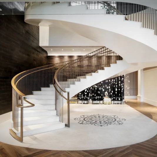 カスタマイズ可能な高級階段デザイン、スチール製ダブルプレートビーム、大理石のステップ、曲線階段、ステンレス鋼の階段手すり付き販売中