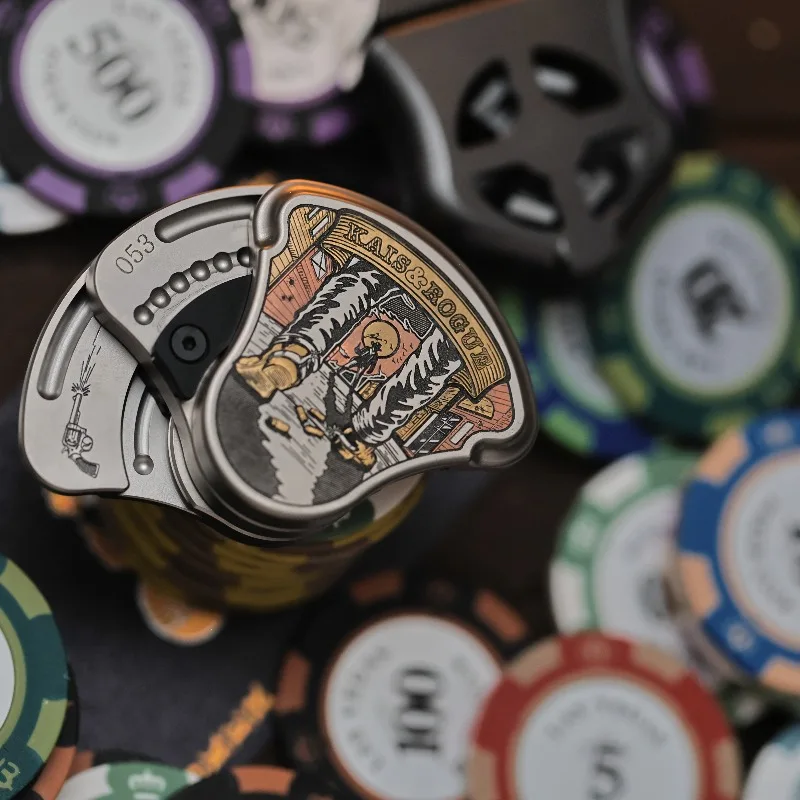 ของเล่นคลายเครียดแบบกดด้านข้าง รุ่นลิมิเต็ดอิดิชั่น คาวบอย ทำจากไทเทเนียมอัลลอยด์ พร้อมลวดลายสลักและฝังประดับ  เสียงสนุกสนาน  ยี่ห้อ KAiS EDC