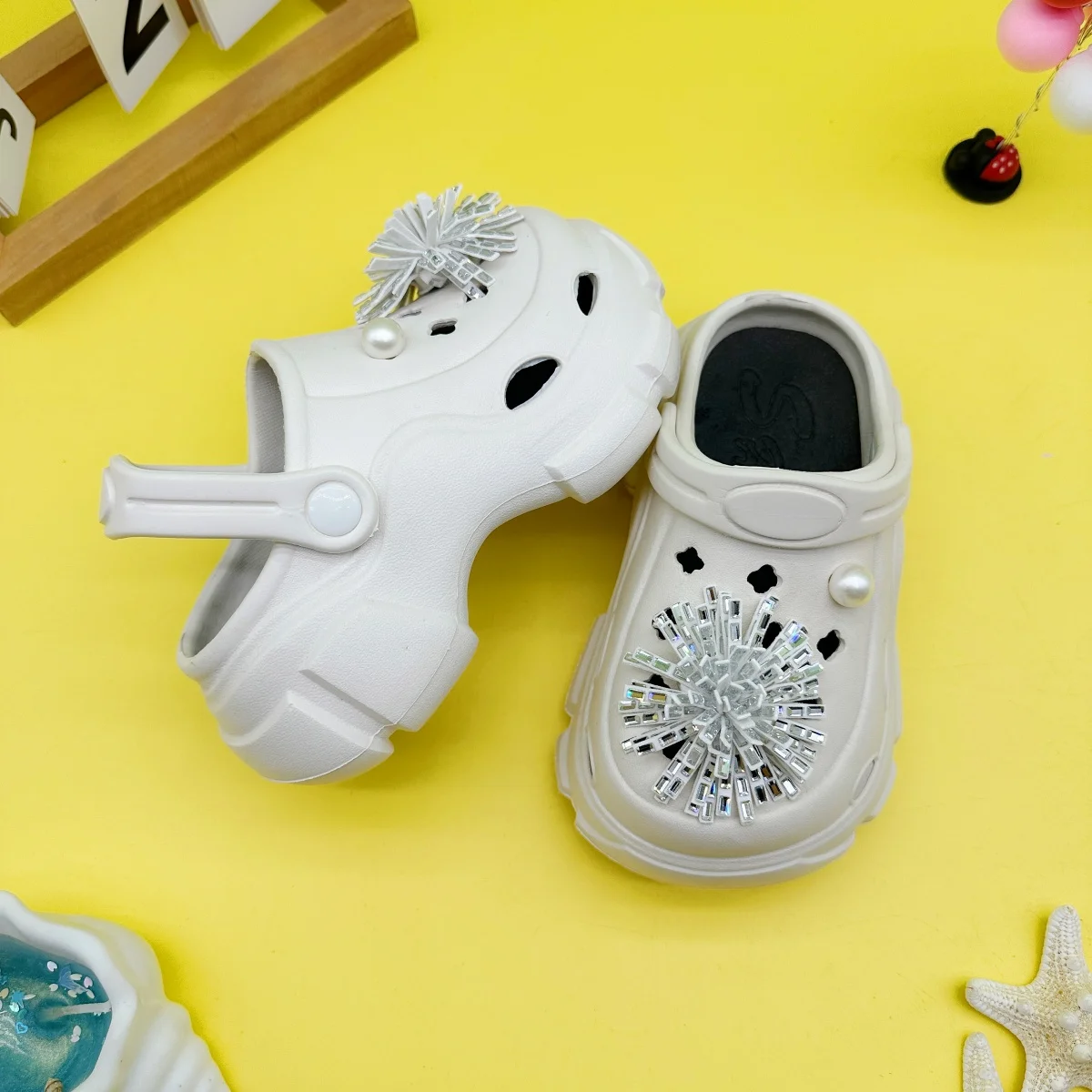 New Fashionable Versatile Cartoon Pearl Rhinestone Pom-Pom Clogs with Soft Non-Slip Soles, Closed-Toe Sandals for Boys and Girls, Model 606 - view 5