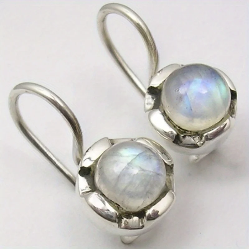 Vintage-Ohrringe für Damen in Silberfarbe mit rundem, eingelegtem, imitiertem Mondstein, trendiges, handgeschnitztes Metallmuster