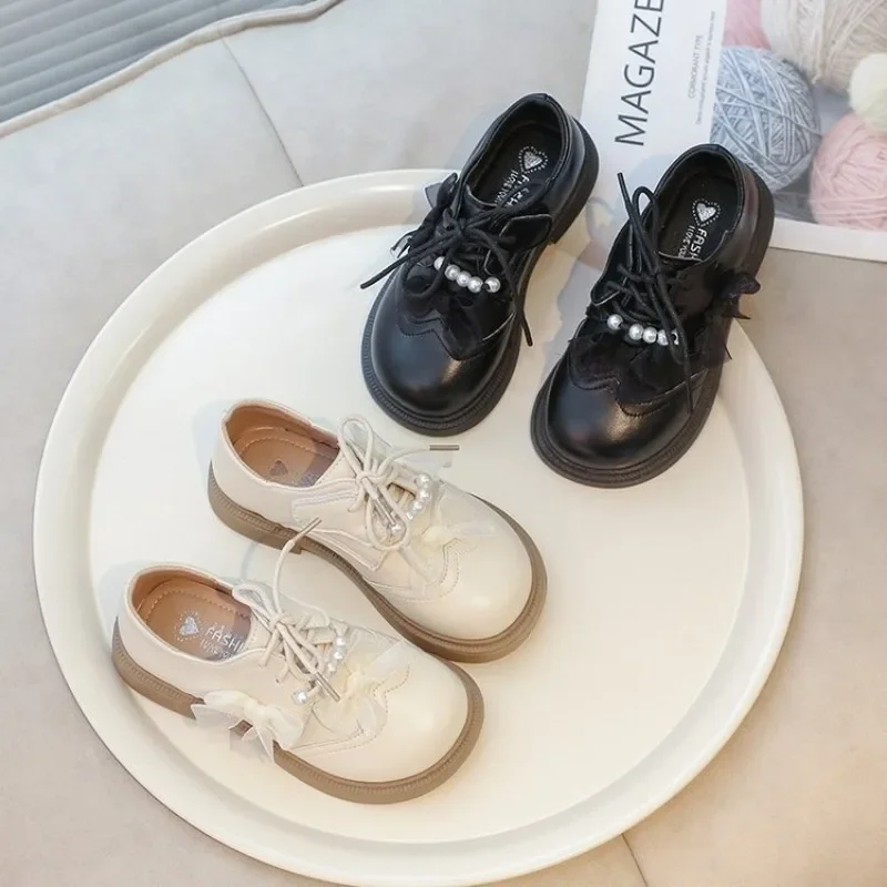 

Новая детская школьная кожаная обувь для девочек, 2025 г., кожаные туфли в британском стиле для девочек с бисером, лоферы с бантом, модные туфли на мягкой подошве на плоской подошве
