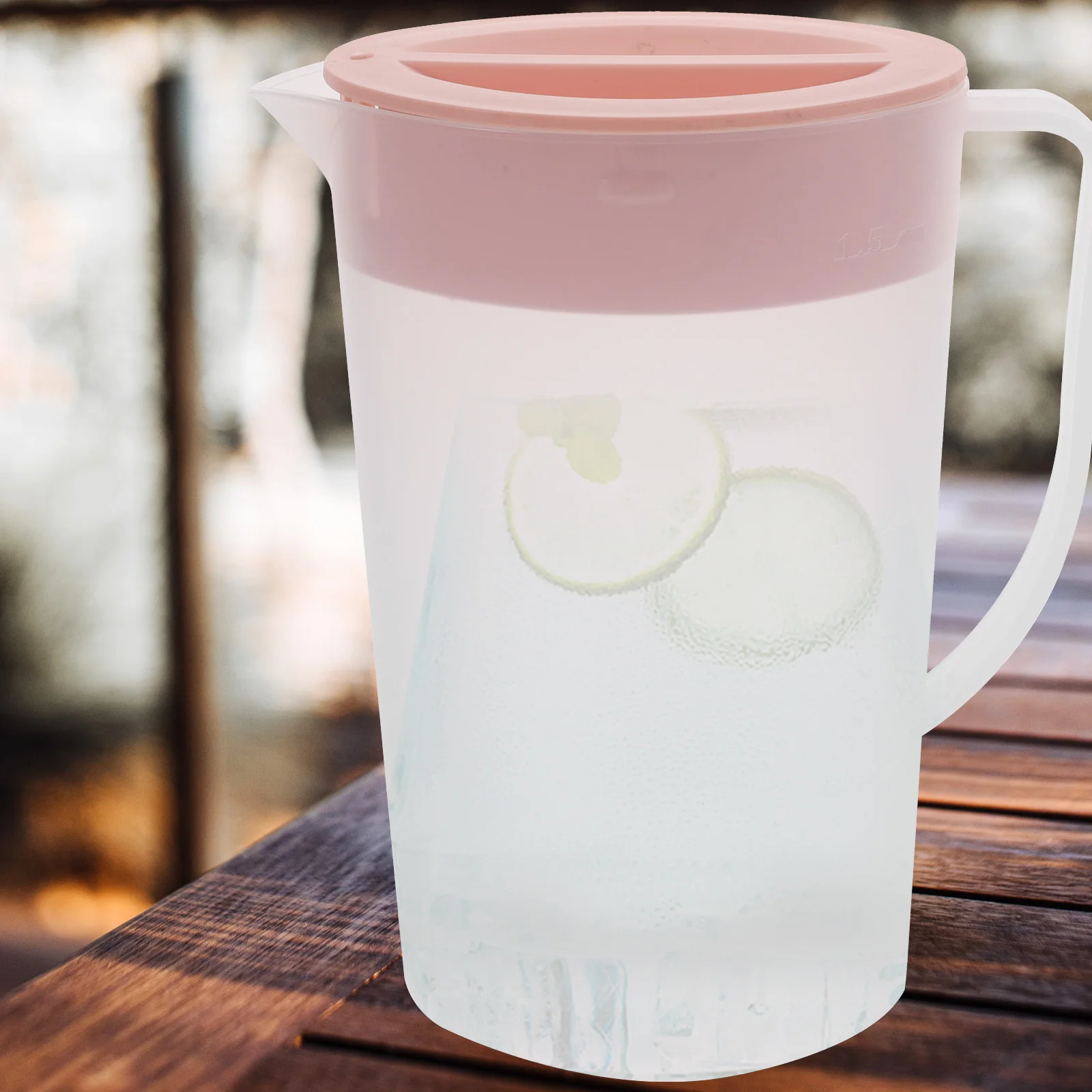 

1.6L Large Capacity Cold Water Pitcher Heat Resistant Plastic Beverage Jug V Shape Spout Easy Pour For Juice Tea
