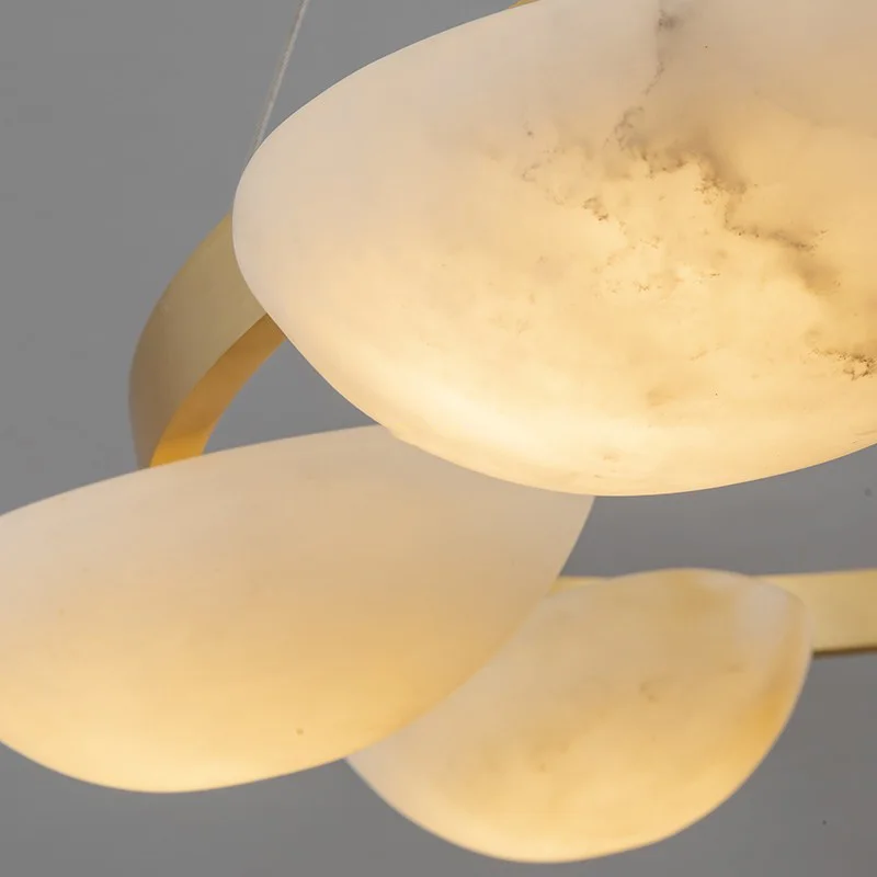 2025 جديد مصباح قلادة من الرخام الإسباني النحاس الأسود جولة عكس الضوء الأسقف بريق التصميم الكلاسيكي الحديث