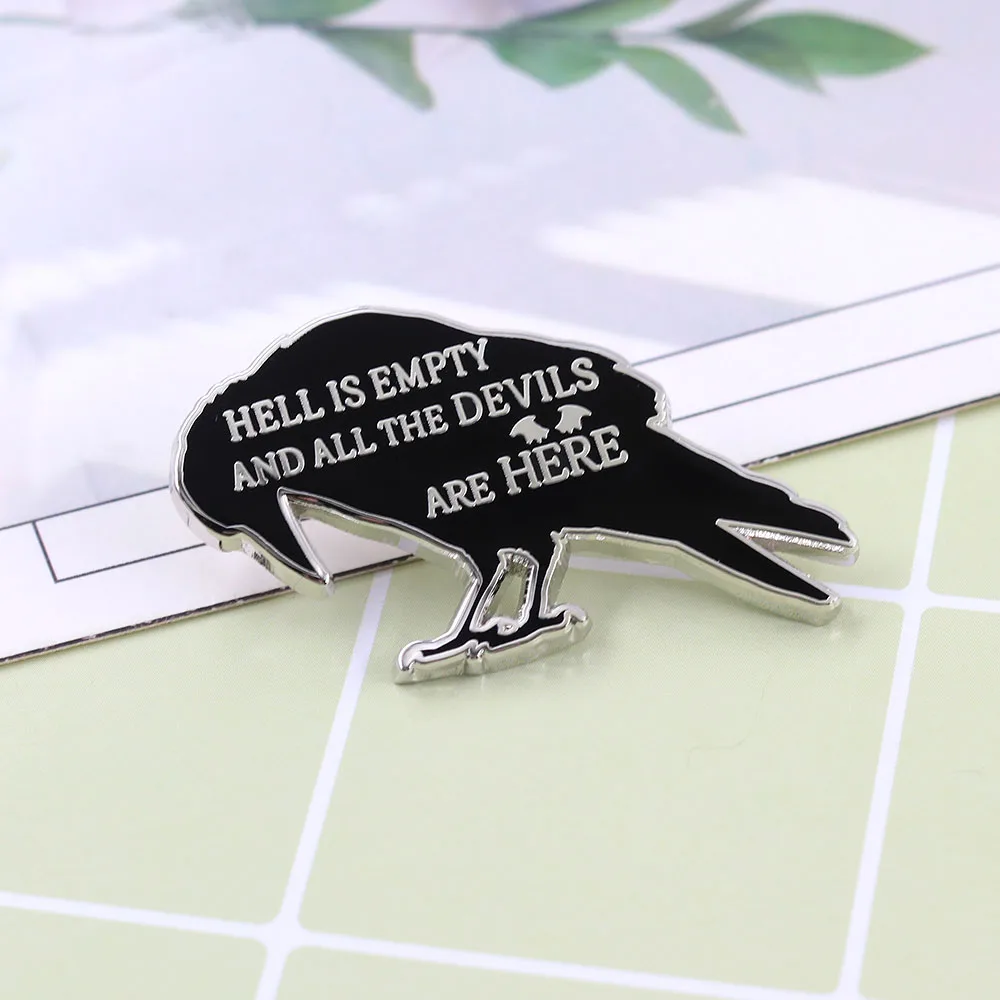 Raben-Silhouette Emaille-Pin „Der Himmel ist leer und alle Teufel sind hier“ Zitat Anstecknadel Gotisches Raben-Abzeichen für Rucksack und Kleidung – Detail 7