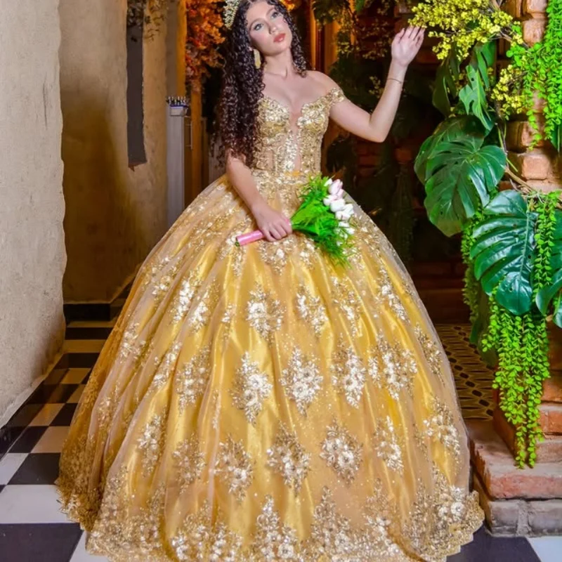 Maßgeschneiderte glänzende goldene Quinceanera-Kleider aus der Schulter, Kristall-Pailletten-Applikation, langer Schwanz, Tüll, Vestido 15, Quinceanera