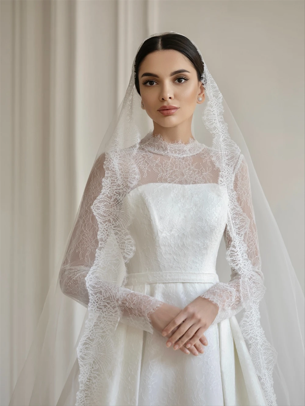فستان زفاف من الأورجانزا الأبيض الناعم حسب الطلب كلاسيكي برقبة دائرية وأكمام طويلة زي العرائس حالمة على شكل حرف a ذيل شابيل فيستدو دي نوفيا