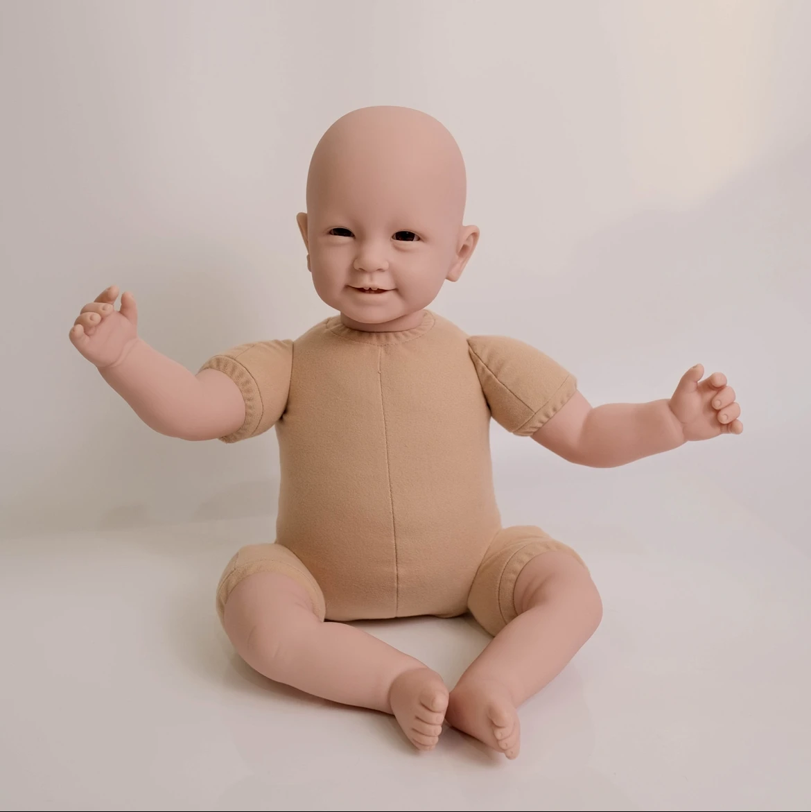 طقم دمية تولد من جديد فارغة مقاس 22 بوصة مع 4 أسنان، فينيل غير مطلي، عيون سوداء لامعة وجسم من القماش، DIY