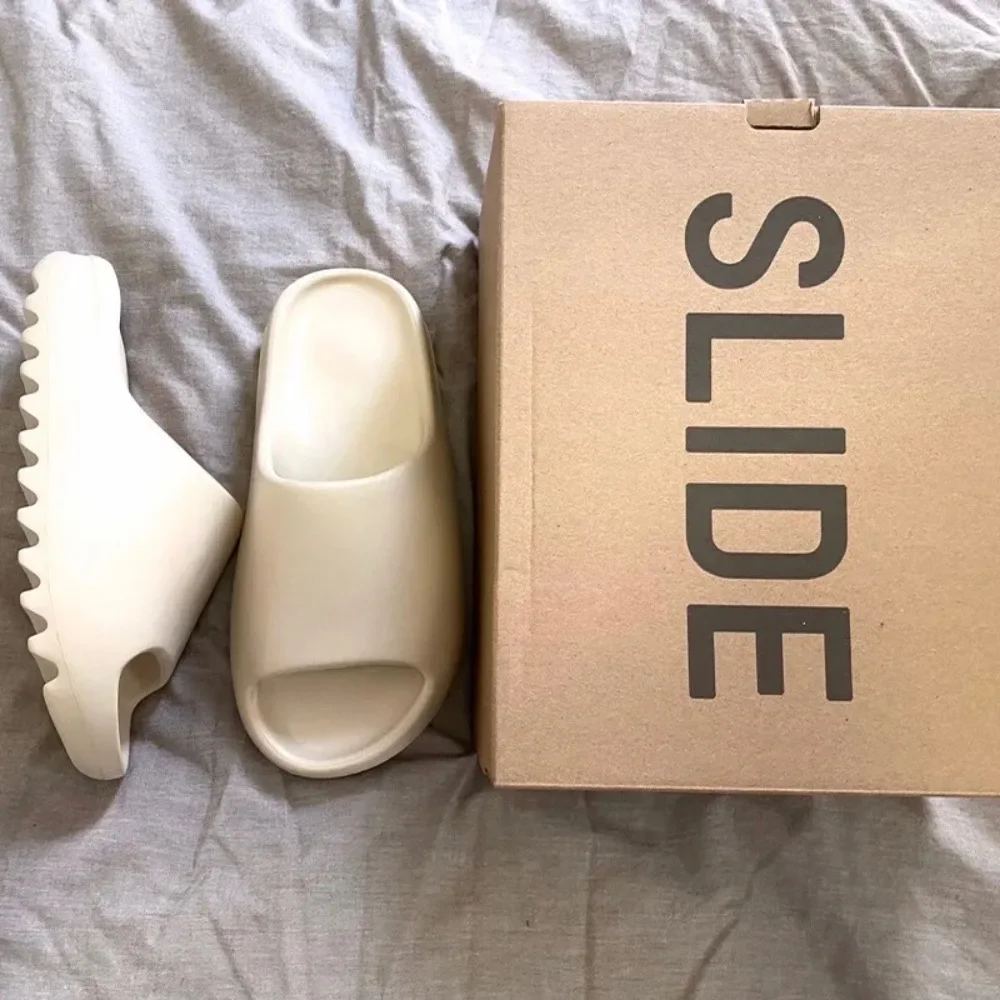 صنادل صيفية مستوحاة من Yeezy لصيف 2025 باللون الأصفر الرملي تشبه السحابة للشاطئ في الهواء الطلق غير قابلة للانزلاق