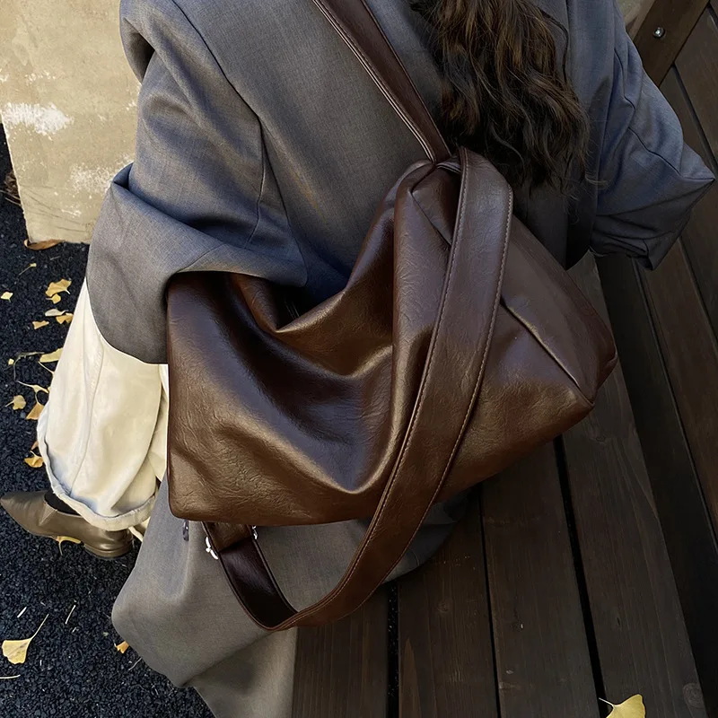 حقيبة كتف نسائية ذات سعة كبيرة لشتاء 2025 نمط جديد حضري بسيط من مادة البولي يوريثان حقيبة كروس للركاب