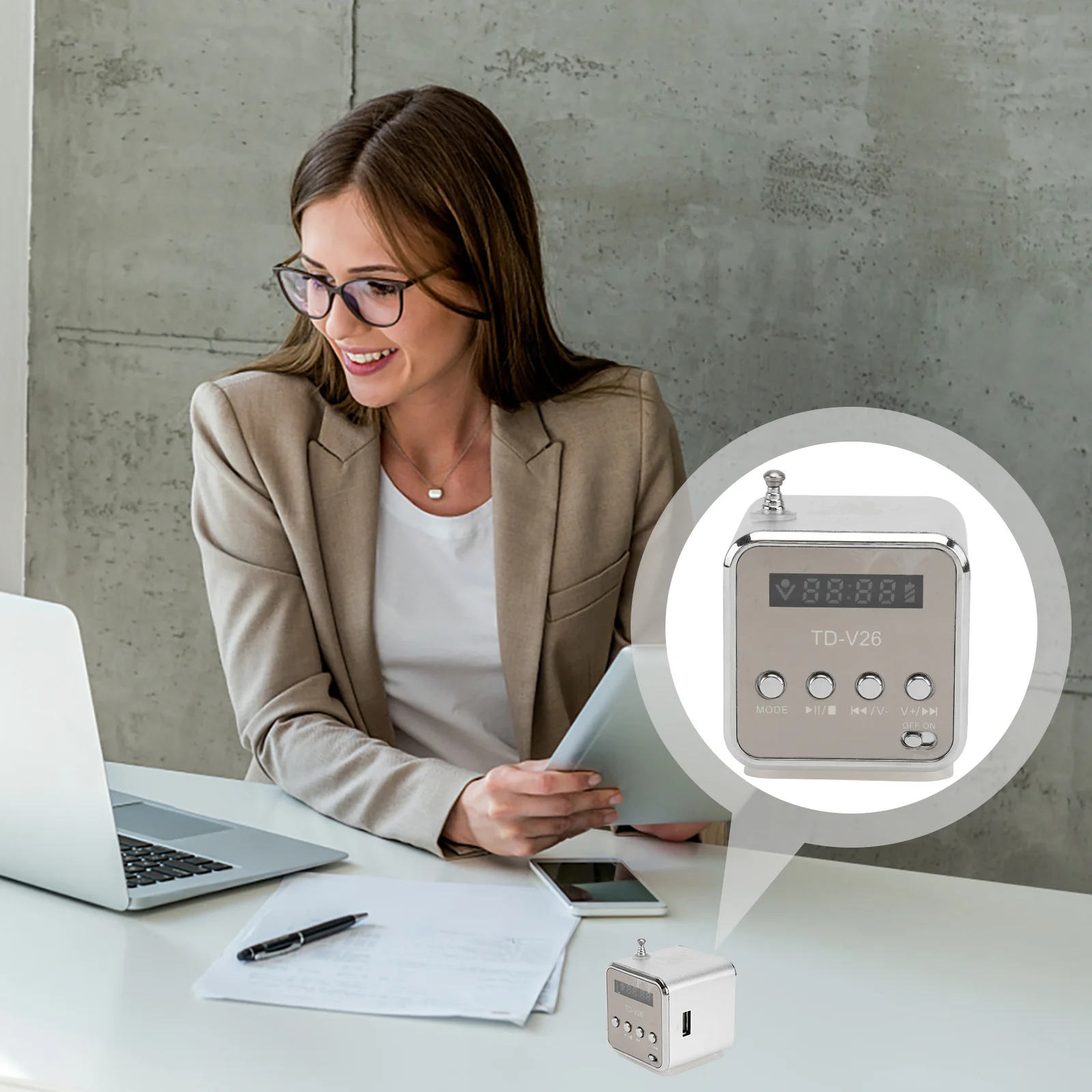 

Mini Digital Portable Speaker Fm Radio Mp3 Player Micro Usb 3.5Mm Input Led Display Rechargeable Silver