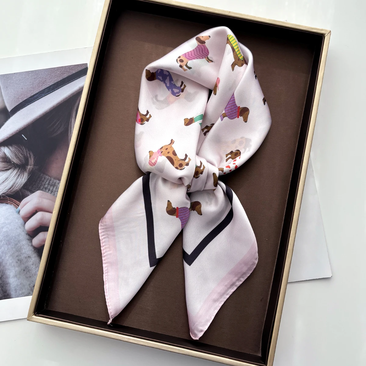 Imitat-Seidenschals, Bandanas, Baumwollschals mit Hundemotiv, quadratische Schals für Damen, stilvolle Luxus-Hijabs, elegante Halstücher, Schals. – Detail 6