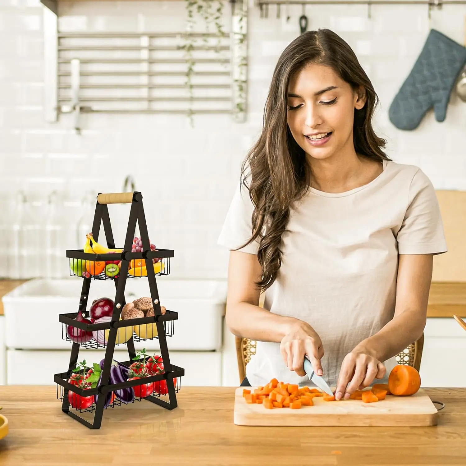 

Модернизированная трехъярусная корзина с фруктами с усиленной опорой, съемной конструкцией, идеально подходит для кухонь и столовых.