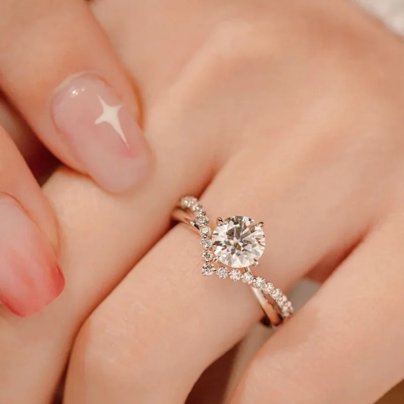 

French-Style Romantic High-End Couple Diamond Ring, Made Of PT950 Material, With Crown Design And Adjustable Opening.
