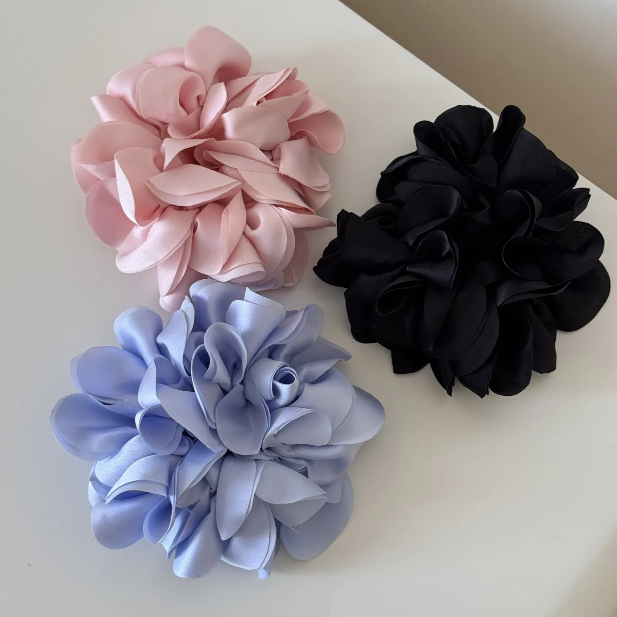 

YHJ резинки для волос в корейском стиле с синими лепестками, атласные эластичные ленты для волос с цветком, держатель для хвоста для женщин и девочек, модные аксессуары для волос
