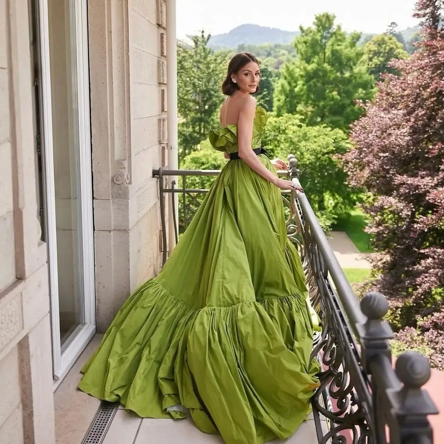 Grass Green Maxi Dresses High Fashion Asymmetical Floor Length Women Dress Draped Black Bow Belt Backless Prom Gowns Long