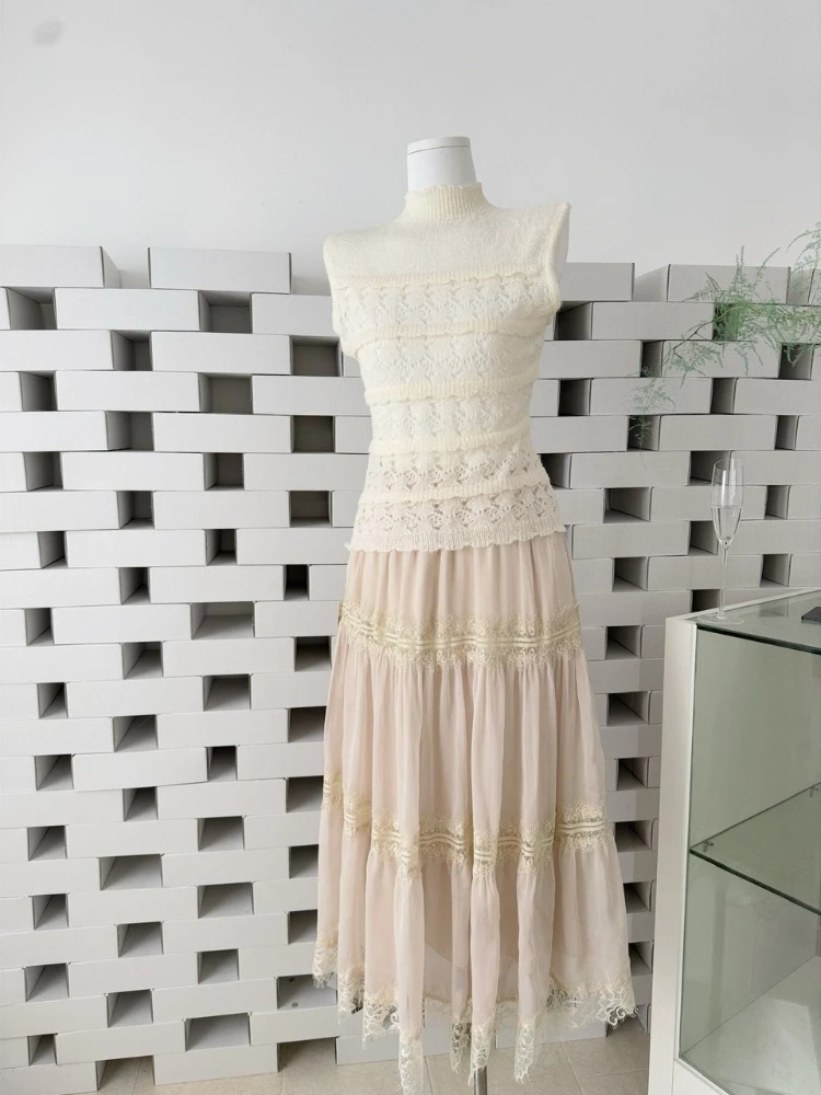 

Элегантный комплект из двух предметов во французском стиле: женский повседневный топ без рукавов с высоким воротником и ажурной вязкой + юбка с высокой талией из сетки.