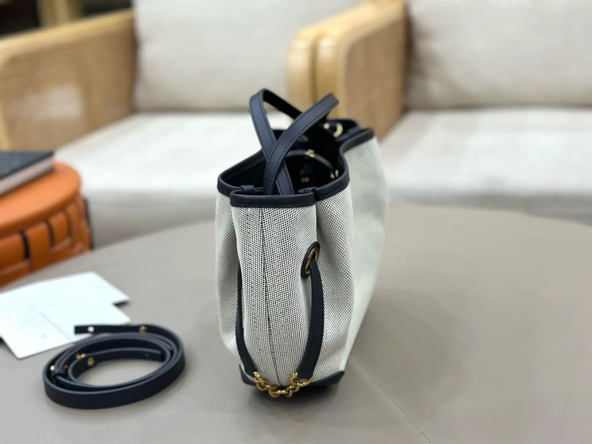 Fashion High Quality Shoulder Cross Bag Handheld Tote for Autumn/Winter Commuting And Vacation Suitable for Men And Women