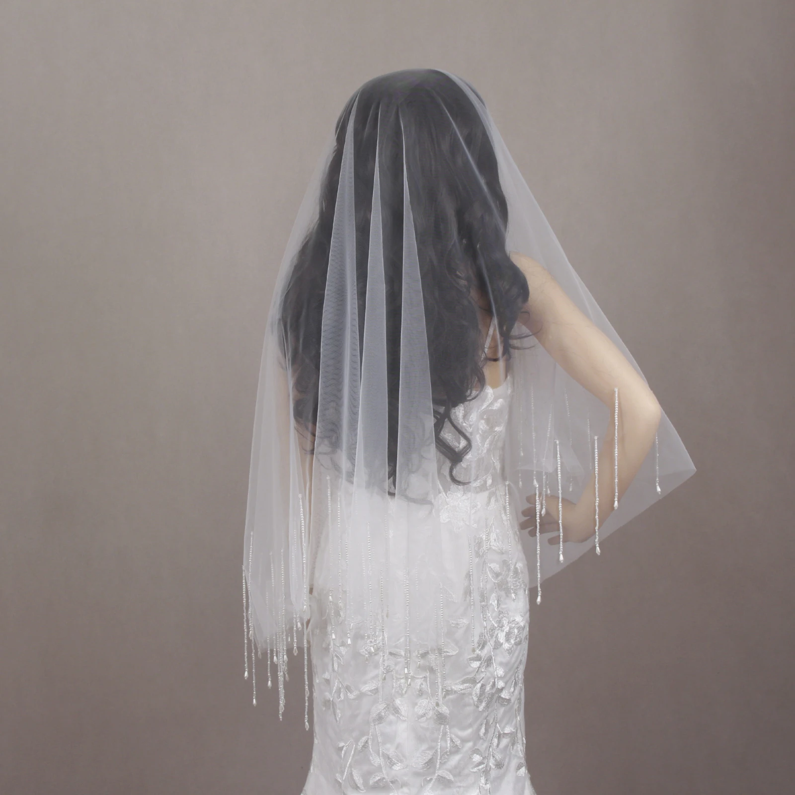 صورة مادية لحجاب يغطي الوجه بشرابة العروس مع لآلئ وكبيرة صغيرة وكبيرة ومزودة بالكريستال G44 مخيط يدويًا