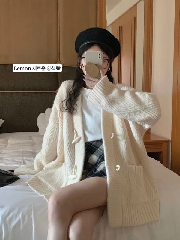 

Красный вязаный свободный кардиган-пальто для женщин, модный, с V-образным вырезом, на пуговицах, повседневный, универсальный топ, в стиле ретро, с дизайном пуговиц в форме рога