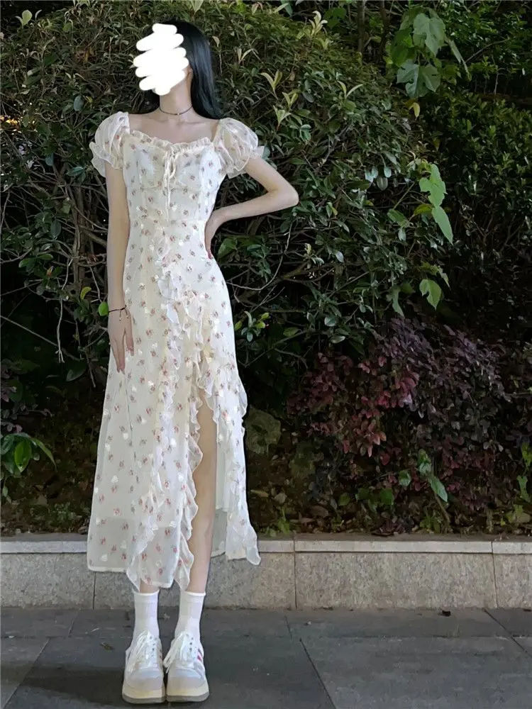 فستان نسائي صيفي جديد موديل 2025 مزين بالزهور متوسط الطول لطيف ومثير بقصة ضيقة