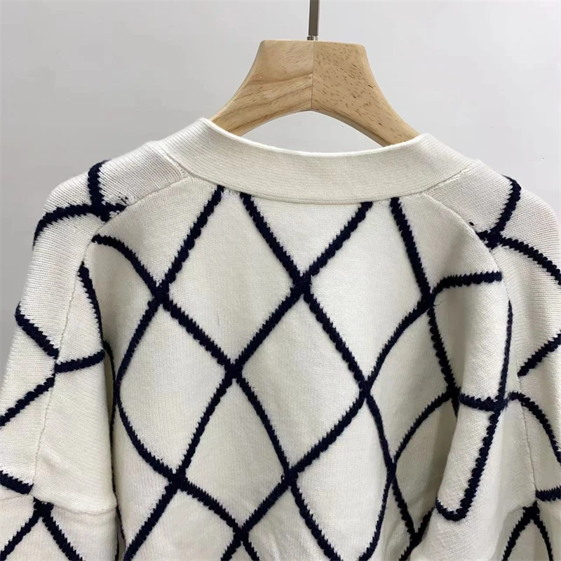 New 2022 Women High Quality Sweater Cardigan, Geometric Printing with Metal, V-Neck, Loose Fit, High Street Chic Stunning M