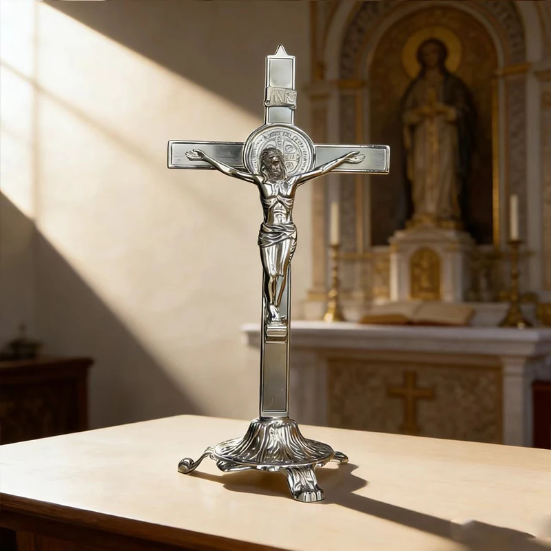 Neues hochwertiges, versilbertes katholisches St.-Benedikt-Kruzifix mit verziertem Sockel, stehendes Kreuz für den Gottesdienst auf dem Tisch und die tägliche Andacht. – Detail 15