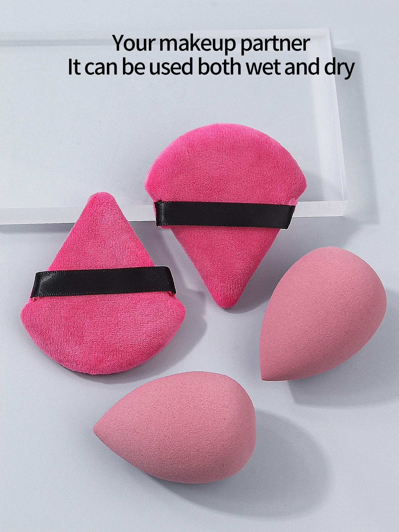 Um conjunto de pincéis de maquiagem de alta qualidade de 17 peças, incluindo uma escova facial multifuncional e um conjunto de esponja de maquiagem super macia em pó