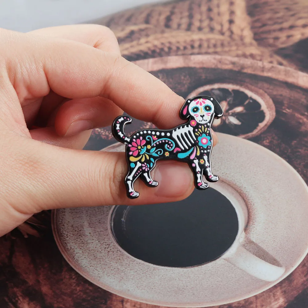 Tag der Toten Zucker-Totenkopf-Hund Emaille-Pin Mexikanische Volkskunst Bunte Blumen-Welpen-Brosche Skelett-Tier-Abzeichen Halloween Gothic – Detail 7