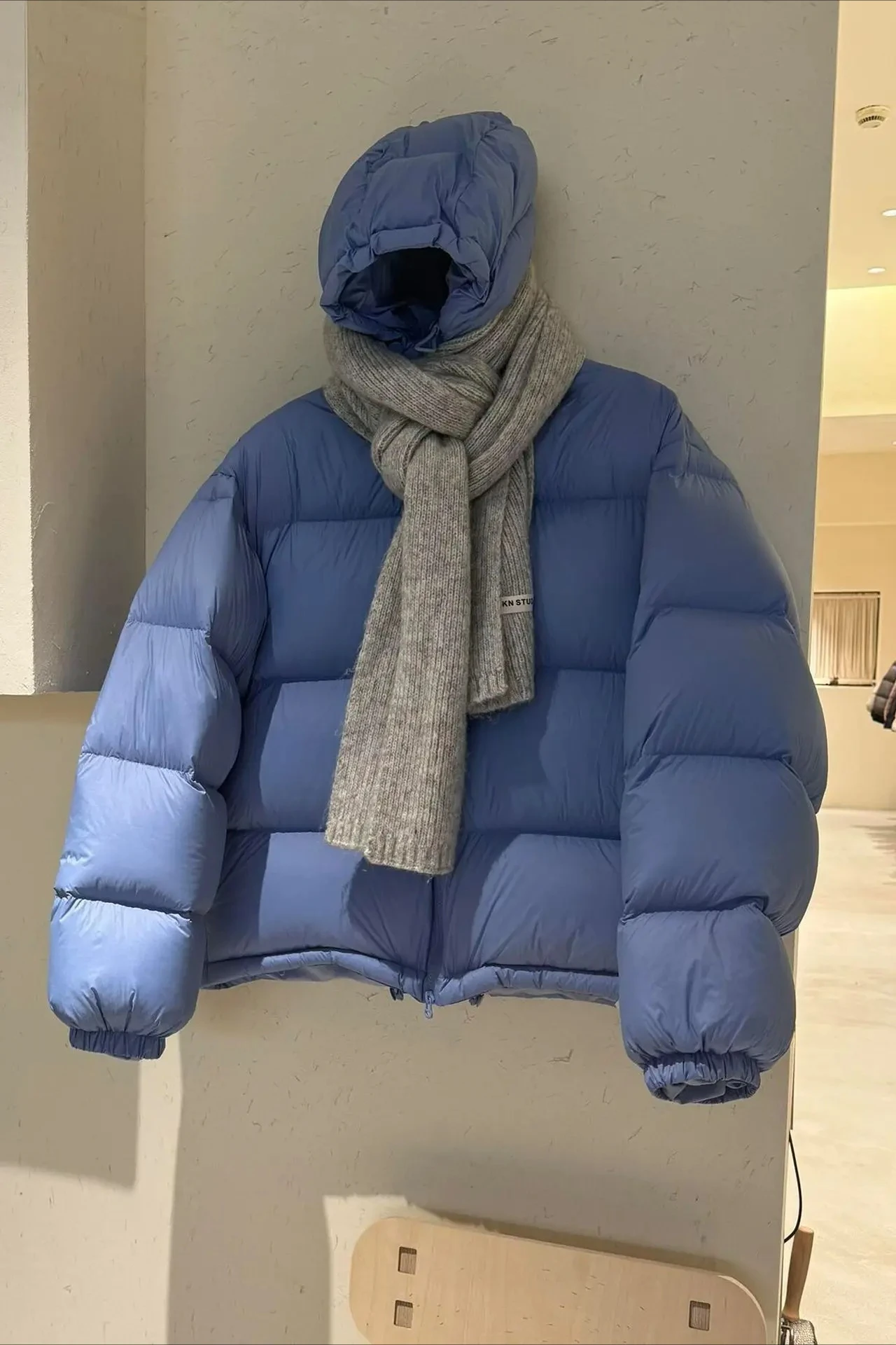 

Женская стеганая куртка, синяя короткая пуховая хлопковая зимняя куртка 2025 года, новое толстое универсальное маленькое теплое пальто с капюшоном, повседневная одежда