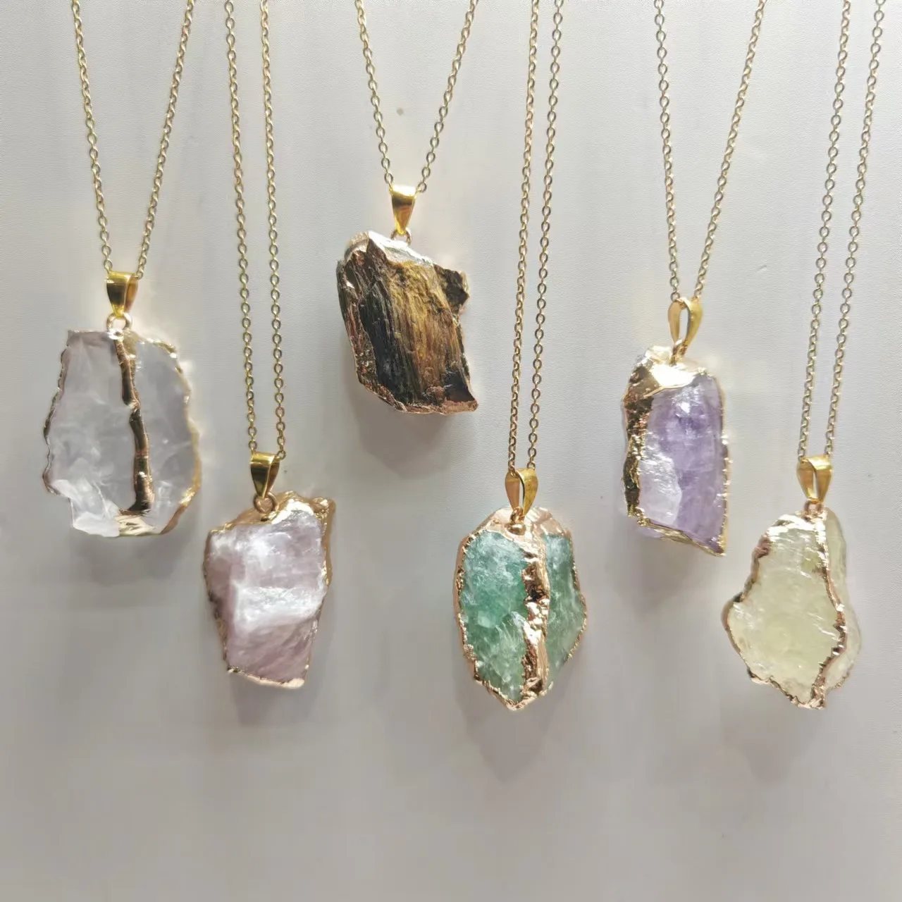

Irregular Natural Crystal Pendants Gilded Edge Chips for Sweater Chain Bracelet Jewelry Accessories