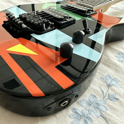 Guitare électrique US Warehouse Color Geometric Graffiti Graphic avec double micros humbucker HH, double système tremolo, corps noir laqué, touche en ébène, accastillage noir – En stock