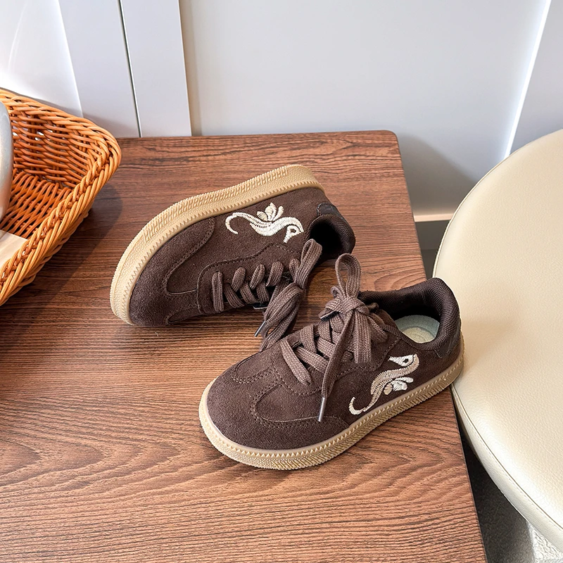 Zapatillas de deporte versátiles a la moda para niños y niñas, zapatos para caminar para niños pequeños de otoño, suela suave, cómodas zapatillas escolares clásicas para niños 2025