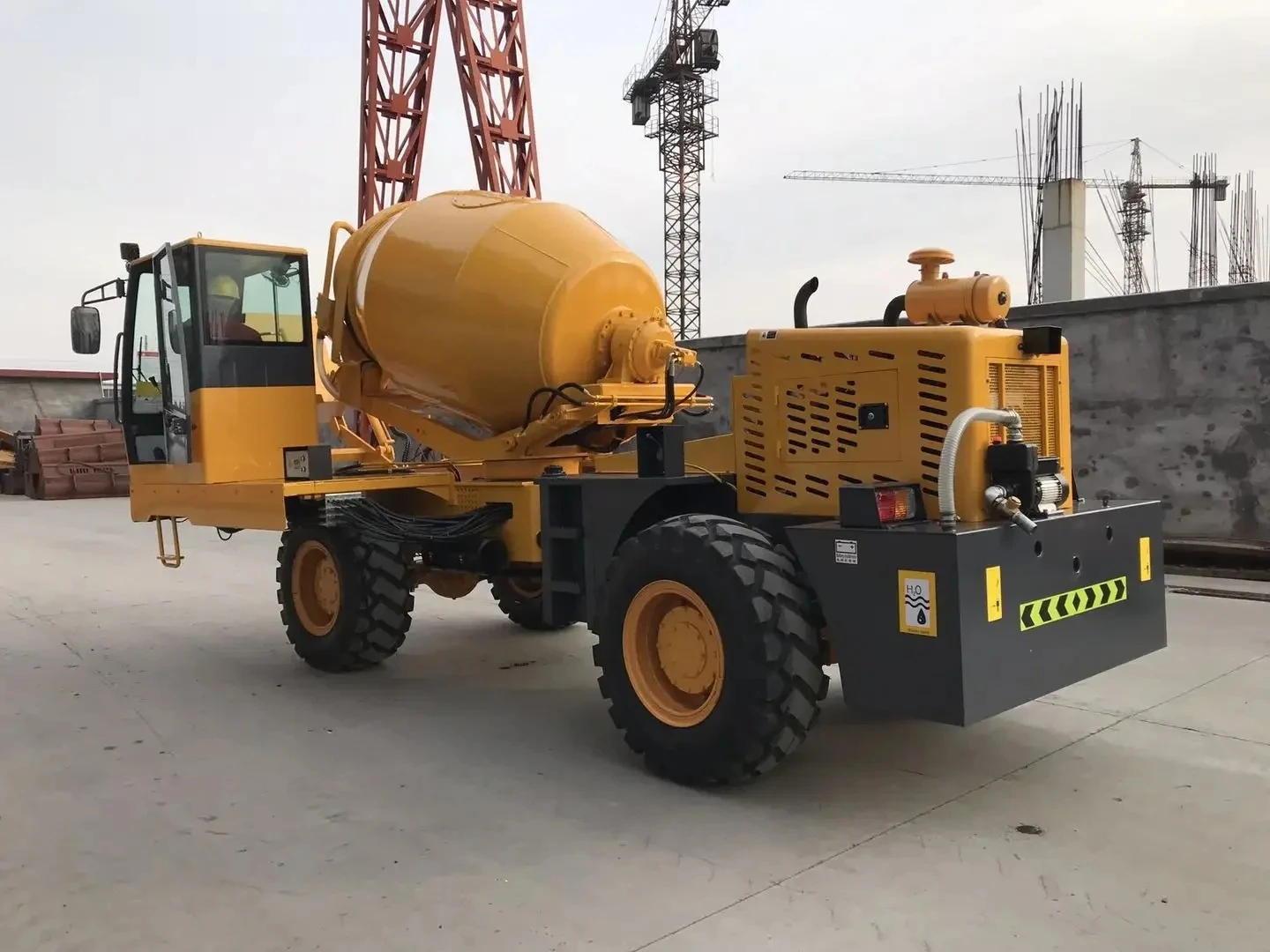 YG Customized Cheap Price 2m3 Self Loading Concrete Mixers YG-200 for Sale