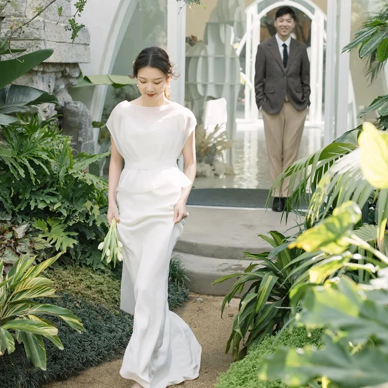 Vestido de novia de satén con escote bote, sin mangas, con lazo