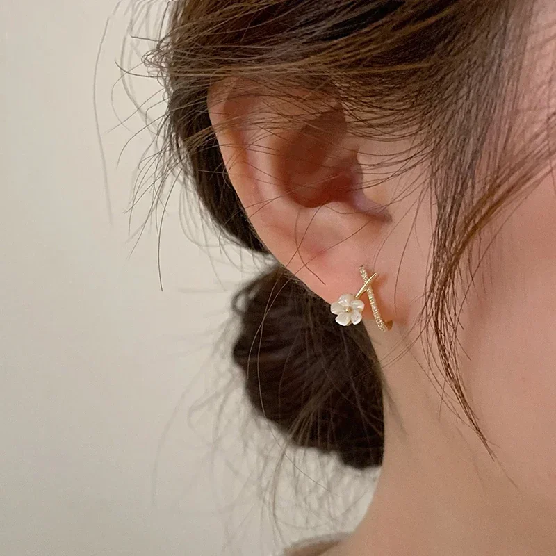 Shell flower earrings niche design sense high-end stud earrings women's sterling silver light luxury earrings