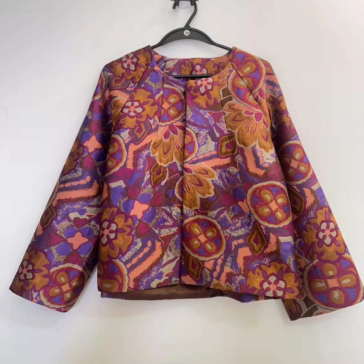 

Новая женская куртка 2025 года в китайском стиле: повседневная, модная, с цветочной вышивкой, универсальная, свободного кроя, осенняя