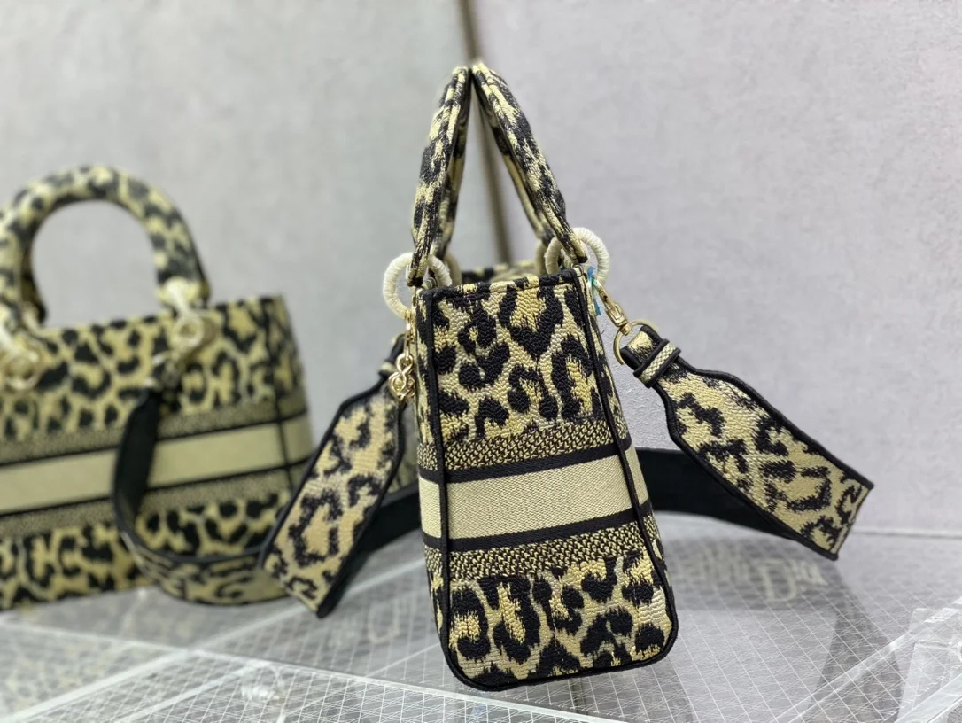 Classic Designer Ladies Top‑Handle Handbag Sophisticated Minimalist Silhouette High Quality PU Leather Multi‑pocket Inner Structure Removable Shoulder Crossbody Strap Lightweight Versatile Purse For Business Party Daily Outdoor Use