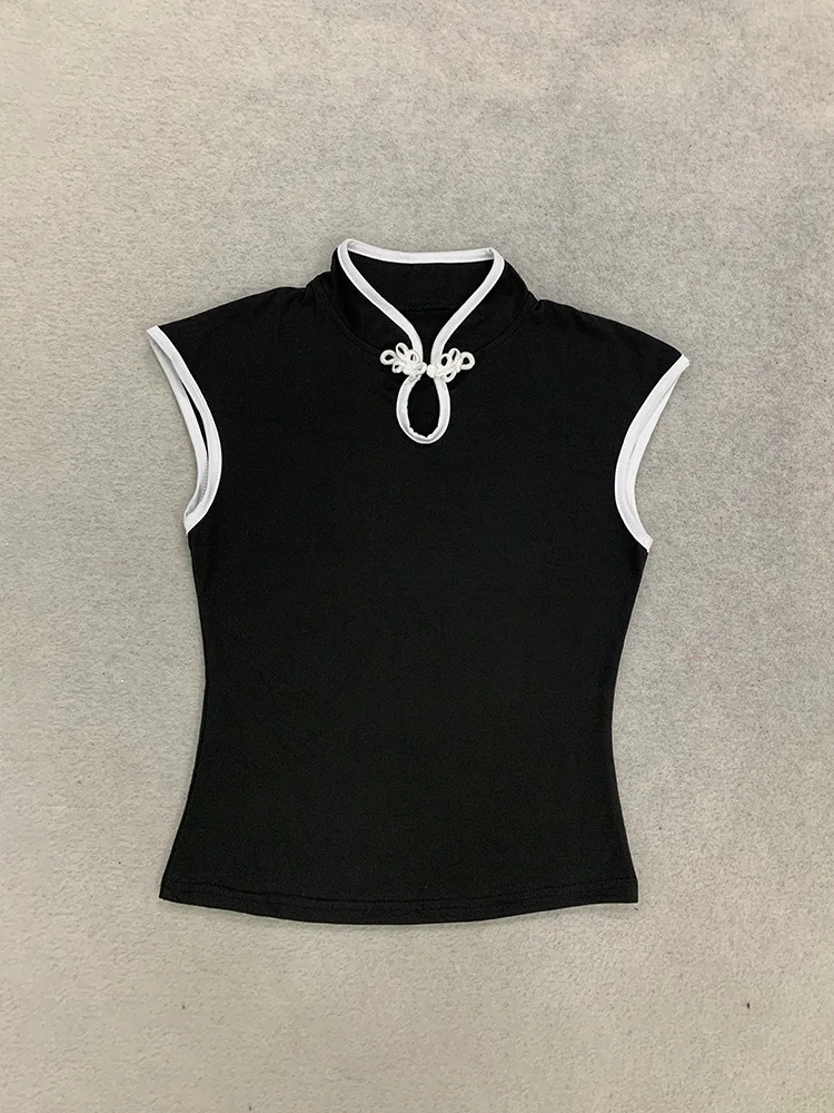 Sommerliches, elegantes Cheongsam-inspiriertes Damen-T-Shirt mit Kontrastbesatz, Stehkragen, Schlüsselloch-Ausschnitt, Froschknopfleiste, ärmellos und figurbetont – Detail 3