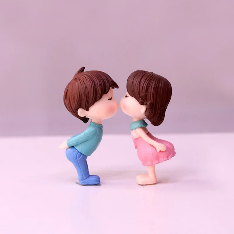 2Pcs Wholesale kiss couple small ornaments, boys and girls cute cartoon house decoration ornaments