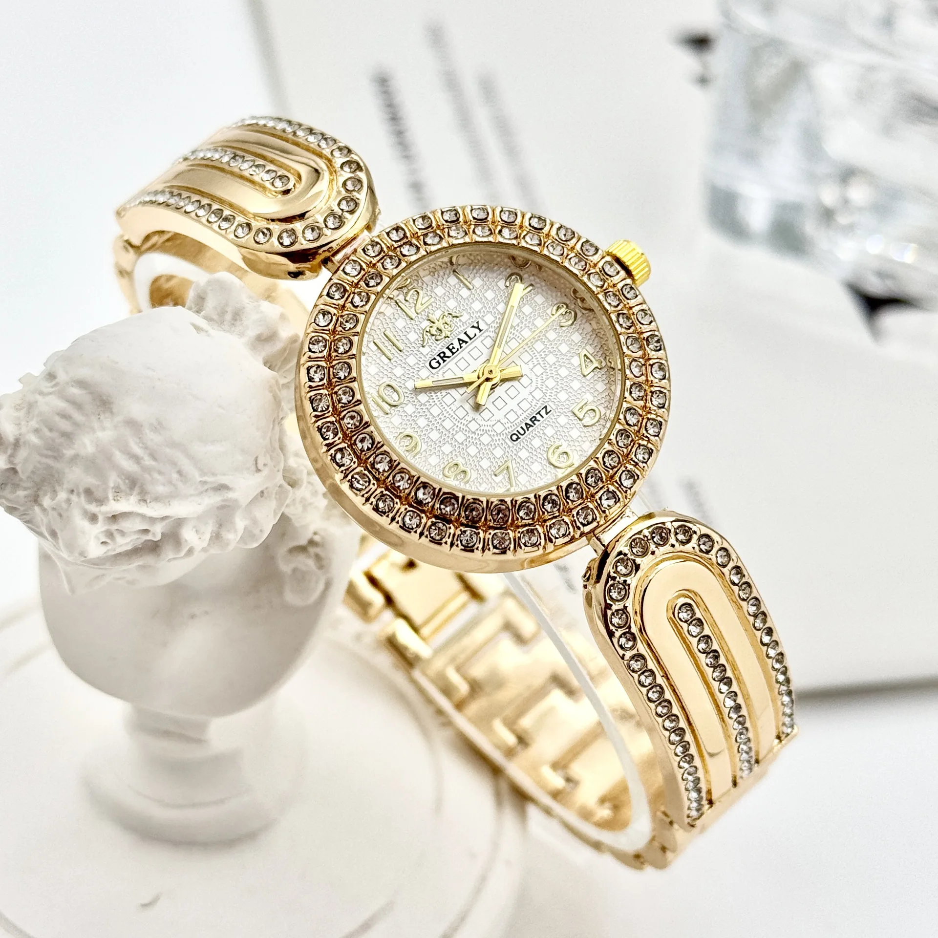 Ladies' Watches Light Luxury Advanced Diamond Inlaid Watches Fashionable Digital Dials Quartz Watche Women's Clocks