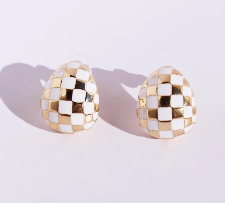 Elegante witte emaille druppeloorbellen, stijlvolle en veelzijdige schaakbordoorbellen.