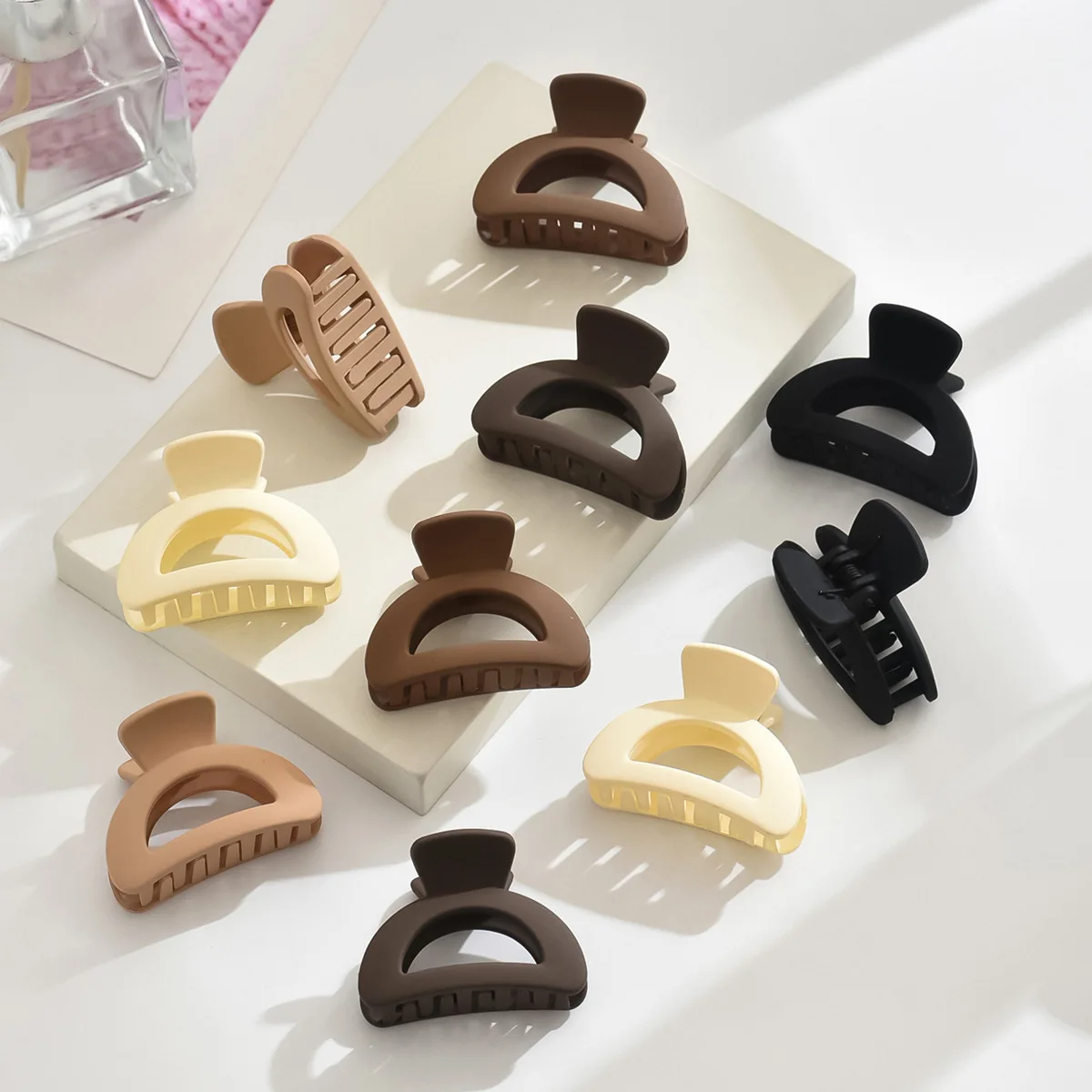 

Mini Shark Clip Women's Hair Bun Claw Clip Fashionable And Cute Headpiece At The Back Of The Head Candy Colored Small Hair Clip